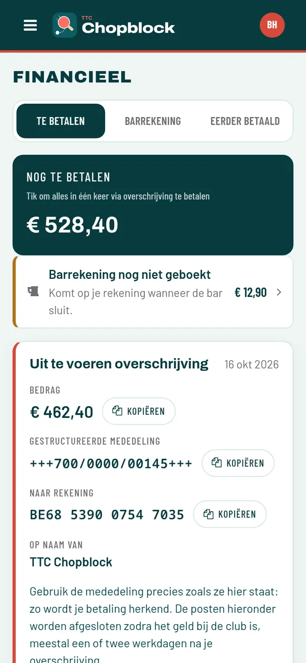 Financieel in de app: wat er nog te betalen is, met de overschrijving en de gestructureerde mededeling.
