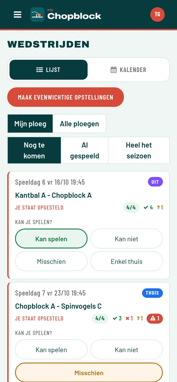 De wedstrijden in de app: per speeldag de wedstrijd, of je opgesteld staat, hoeveel spelers kunnen, en knoppen Kan spelen, Kan niet, Misschien en Enkel thuis.